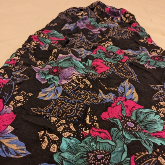 2/$20 VINTAGE floral pattern skirt - Picture 3 of 8